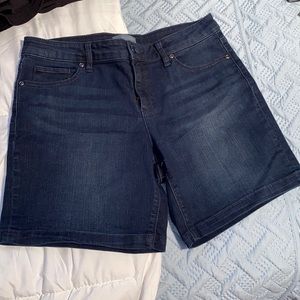 New York & Company women’s stretch dark wash 6” mid length 5 pocket shorts 8